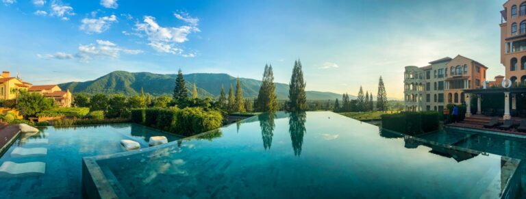 Basen infinity w Toscana Valley z widokiem na góry Khao Yai