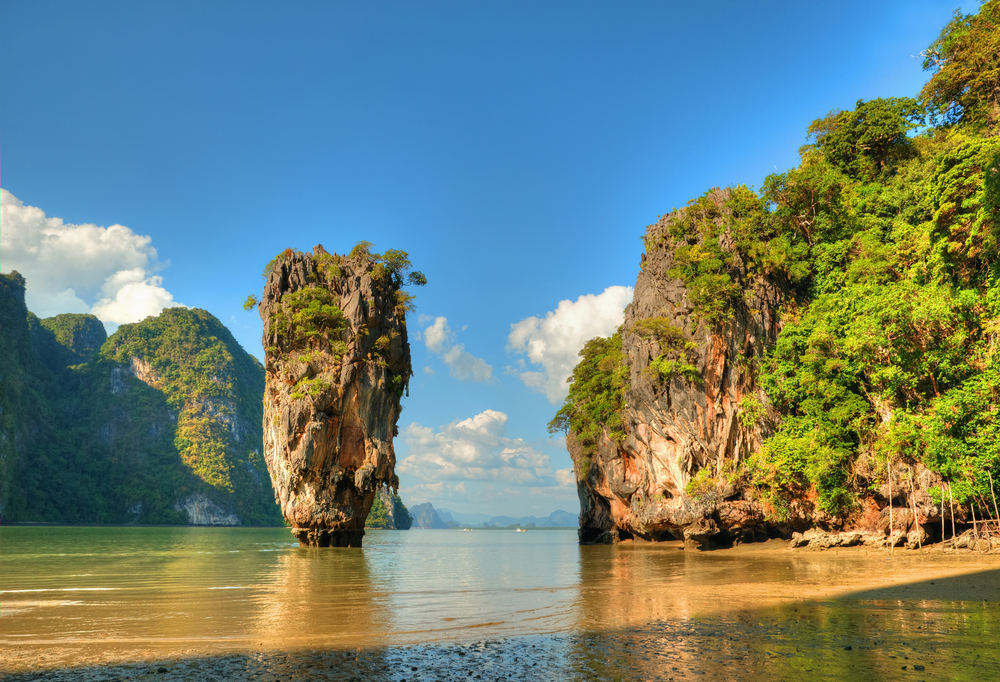Skalny monolit Koh Tapu w zatoce Phang Nga, znany jako Wyspa Jamesa Bonda