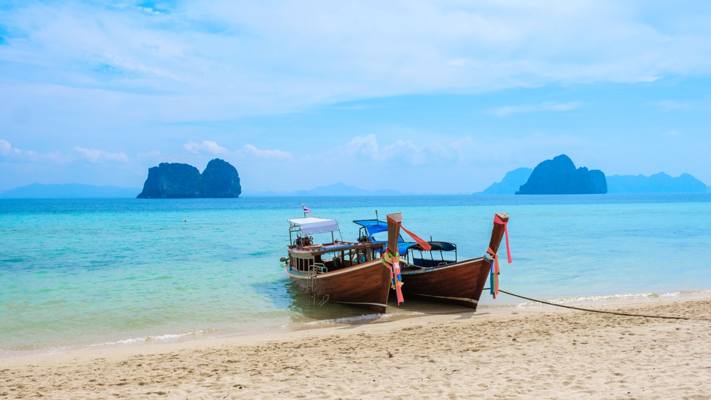 Dwie łodzie longtail na plaży wyspy Koh Ngai koło Koh Lanty