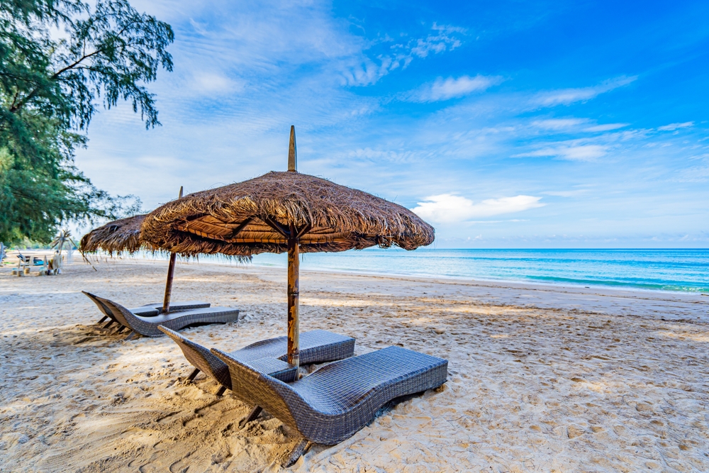 Bambusowa wiata dla turystów na plaży Koh Lanta
