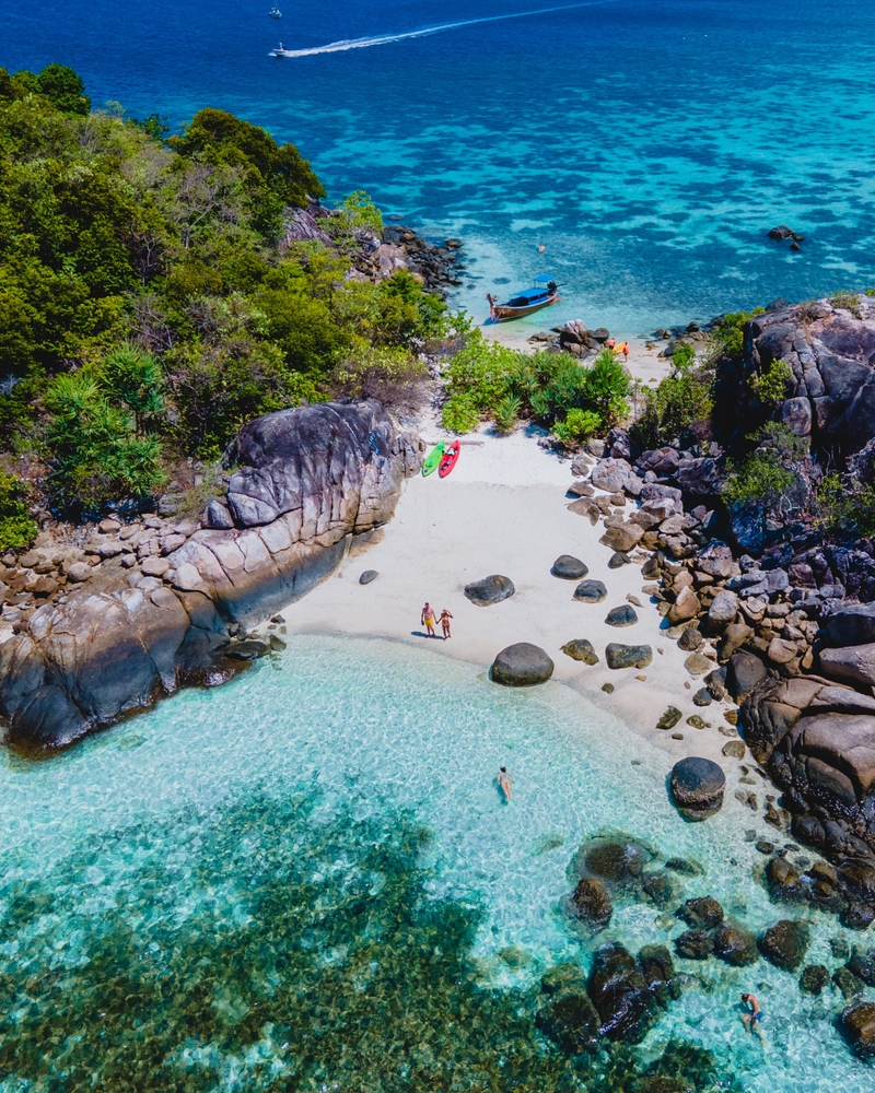 Para na plaży wyspy Koh Kra naprzeciwko Koh Lipe