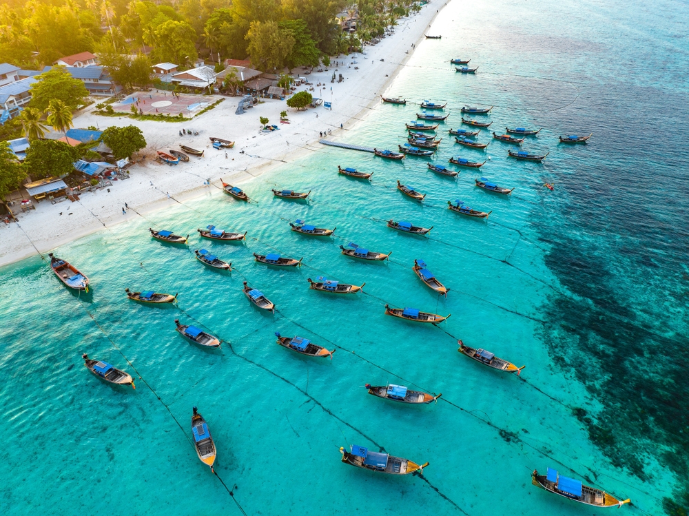 Sunrise Beach na Koh Lipe z łodziami longtail z lotu ptaka