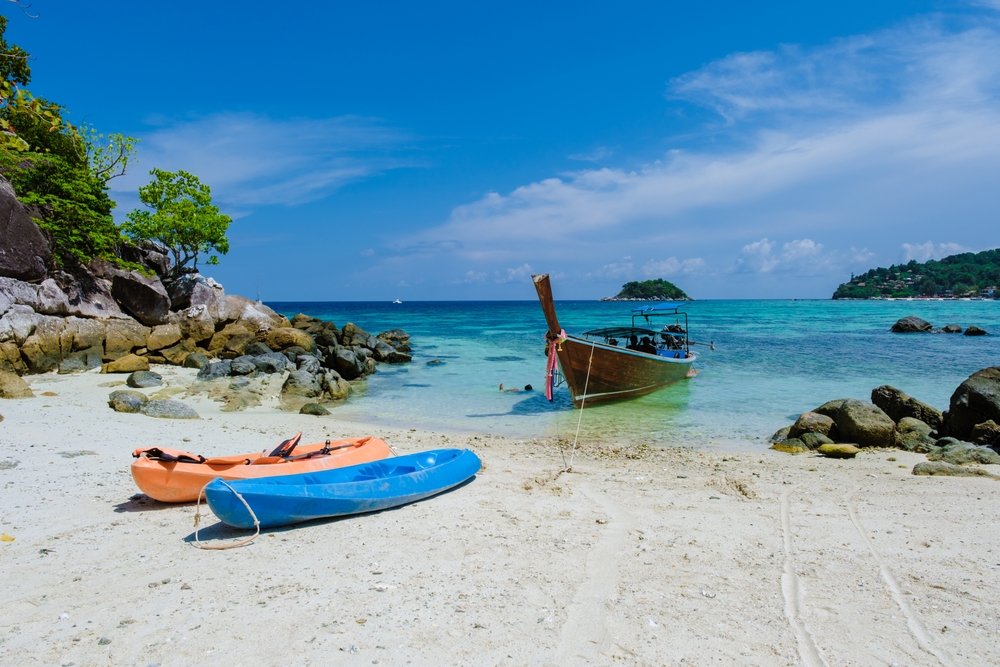 Turkusowe morze i biała plaża na Koh Lipe