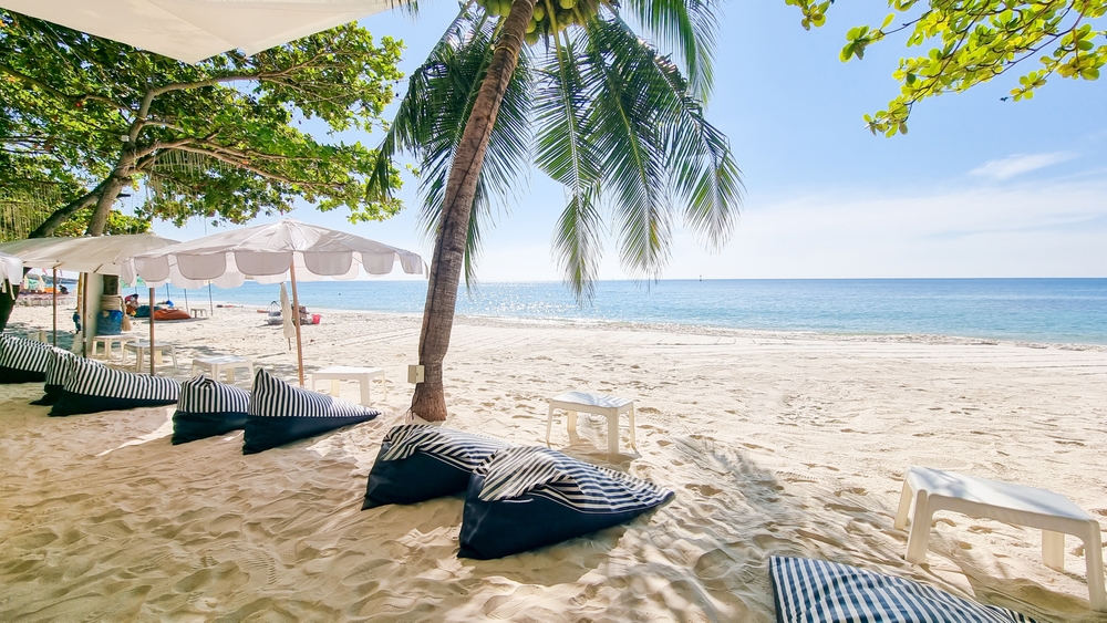 Leżaki i parasole na białej plaży Koh Samet