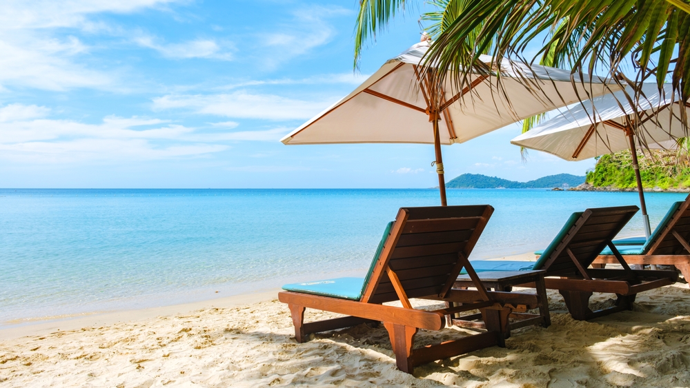 Leżaki z parasolami na plaży Koh Samet w prowincji Rayong