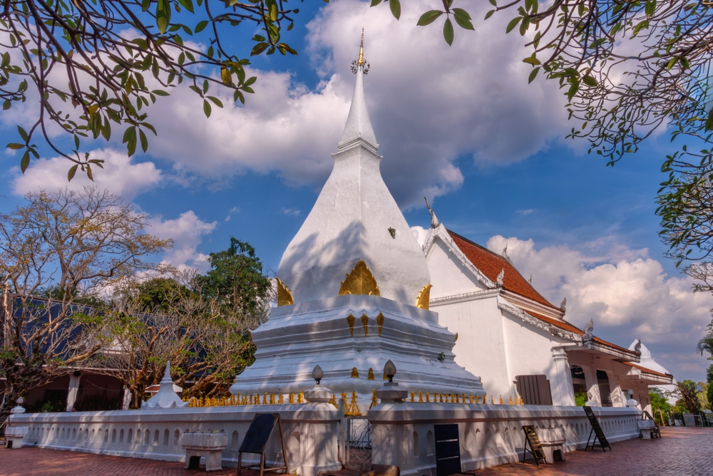 Biała stupa Phra That Si Song Rak w dystrykcie Dan Sai w prowincji Loei