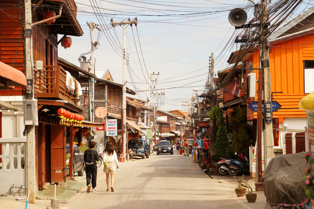 Zabytkowa drewniana zabudowa Chiang Khan nad Mekongiem