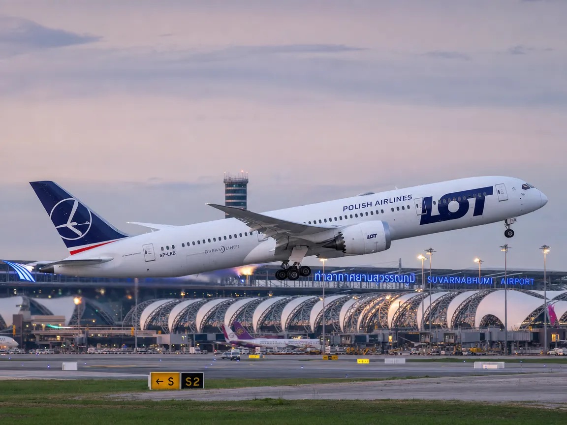 Samolot Boeing 787 Dreamliner PLL LOT na trasie z Warszawy do Bangkoku