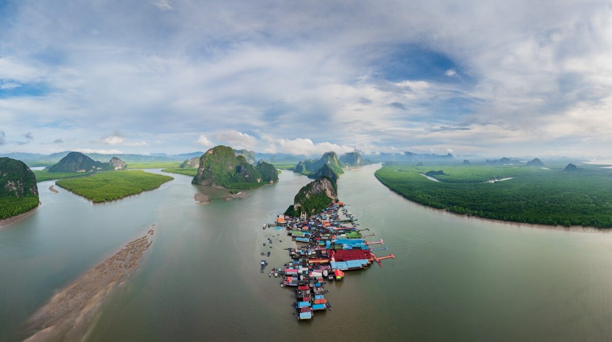 Panorama wioski rybackiej na palach Koh Panyee w zatoce Phang Nga o zachodzie słońca