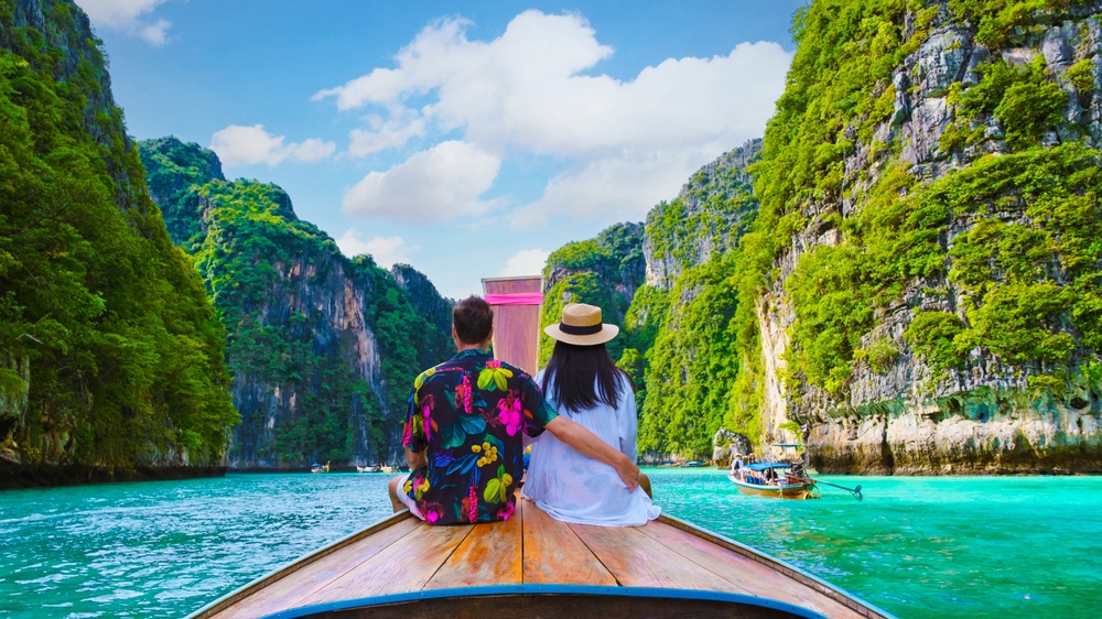 Para przy łodzi longtail w lagunie na Phuket