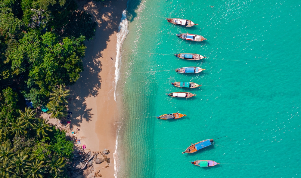 Turkusowa woda i tropikalna plaża na Phuket z lotu ptaka