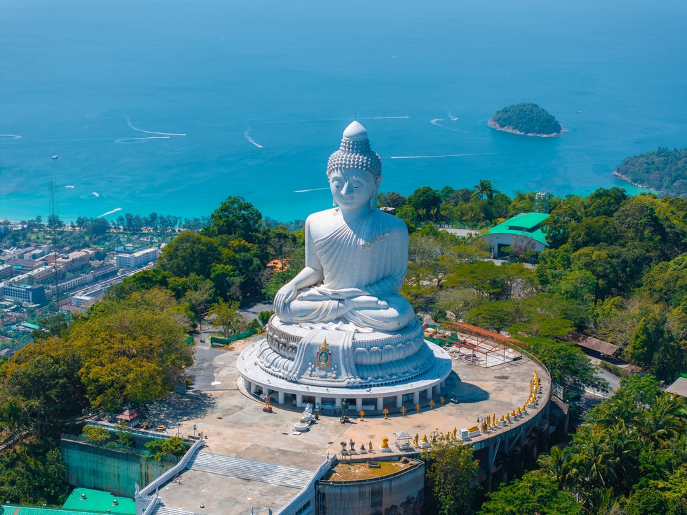 Wielki Budda na wzgórzu Nakkerd na Phuket