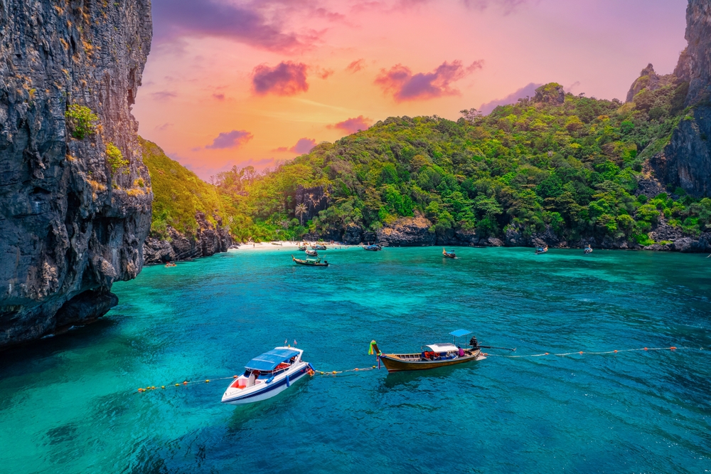 Plaża Nui i łódź longtail na Phuket z lotu ptaka