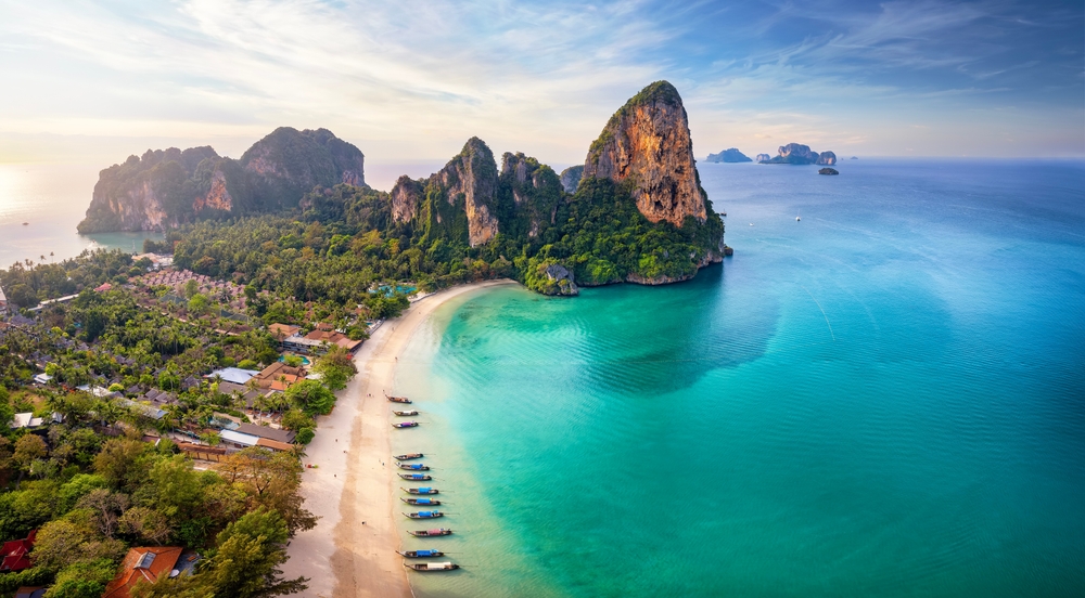 Wapienne klify i łodzie longtail na plaży Railay w prowincji Krabi na wybrzeżu Andamańskim