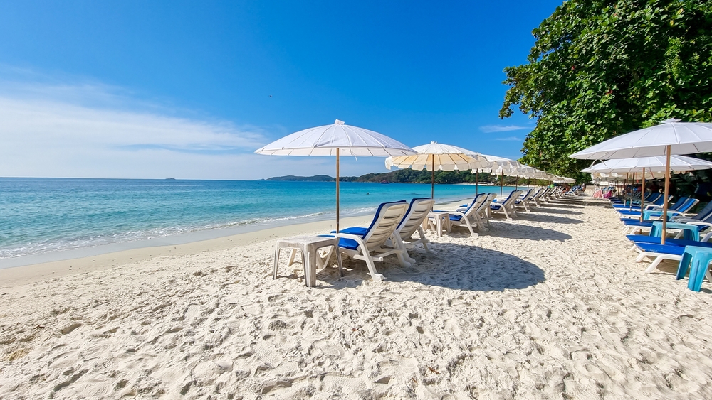 Rzędy leżaków na plaży Koh Samet w prowincji Rayong