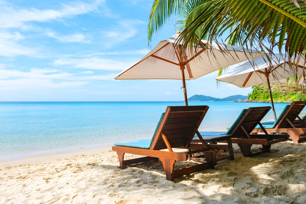 Leżaki z parasolami na plaży Koh Samet