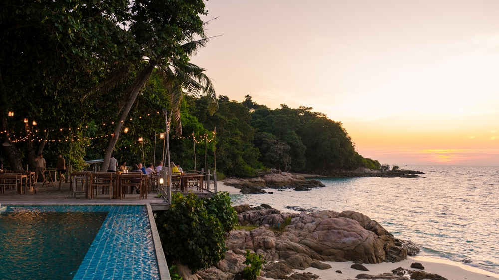 Zmierzch nad wyspą Koh Munnork w prowincji Rayong