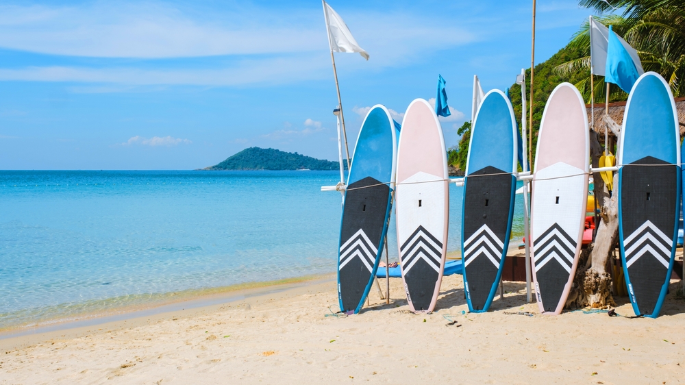 Deski surfingowe na plaży Koh Samet w prowincji Rayong