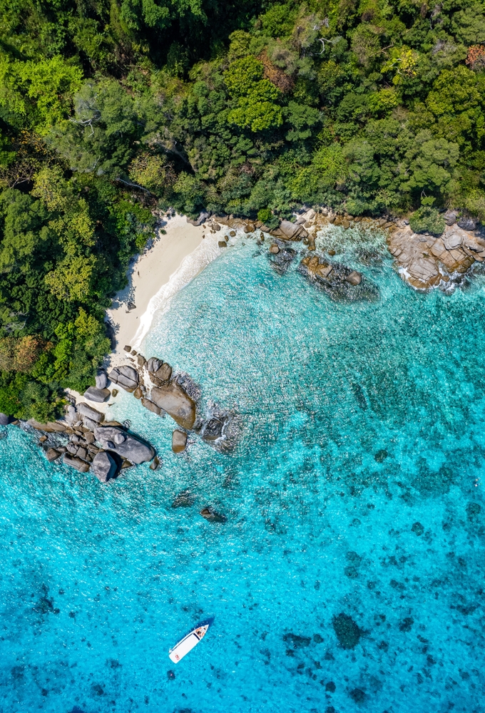 Wyspy Similan otoczone turkusową wodą z lotu ptaka