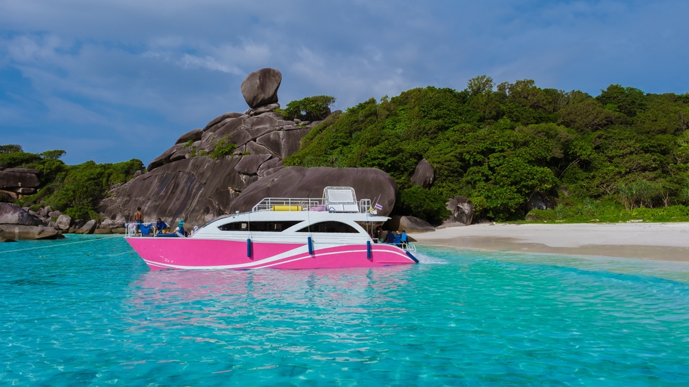 Łódź wycieczkowa przy białej plaży Wysp Similan