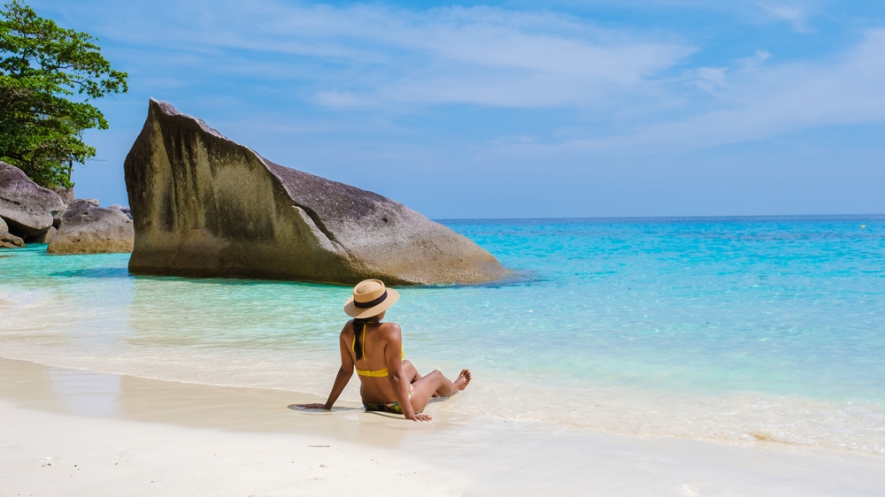 Kobieta na białej plaży Wysp Similan