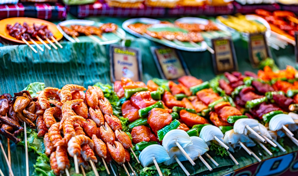 Targ nocny w Tajlandii ze street foodem, koszty wakacji i budżet dzienny