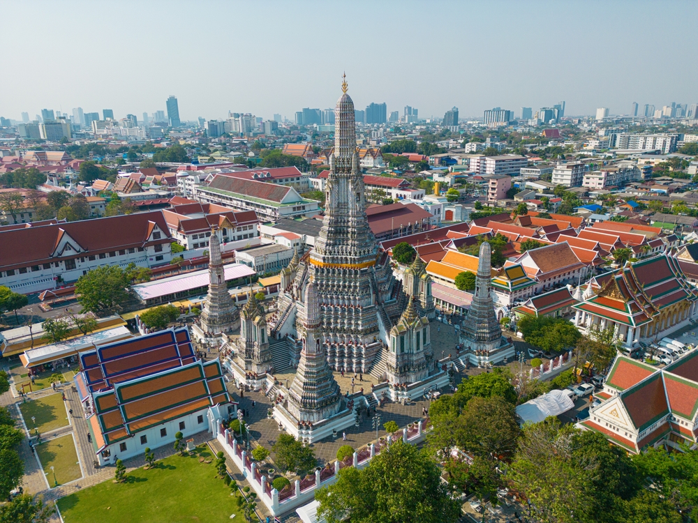 Wat Arun i panorama Bangkoku widziane z lotu ptaka