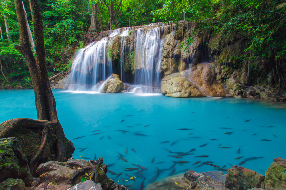 Szmaragdowa sadzawka wodospadu Erawan w prowincji Kanchanaburi