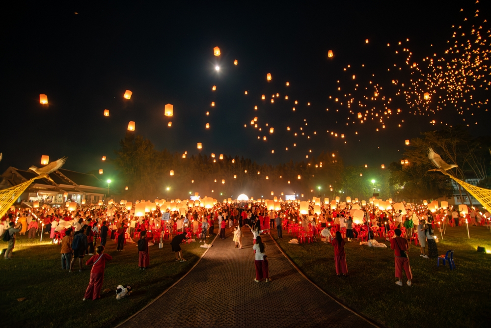 Tysiące papierowych lampionów unoszących się nad Chiang Mai podczas festiwalu Yi Peng
