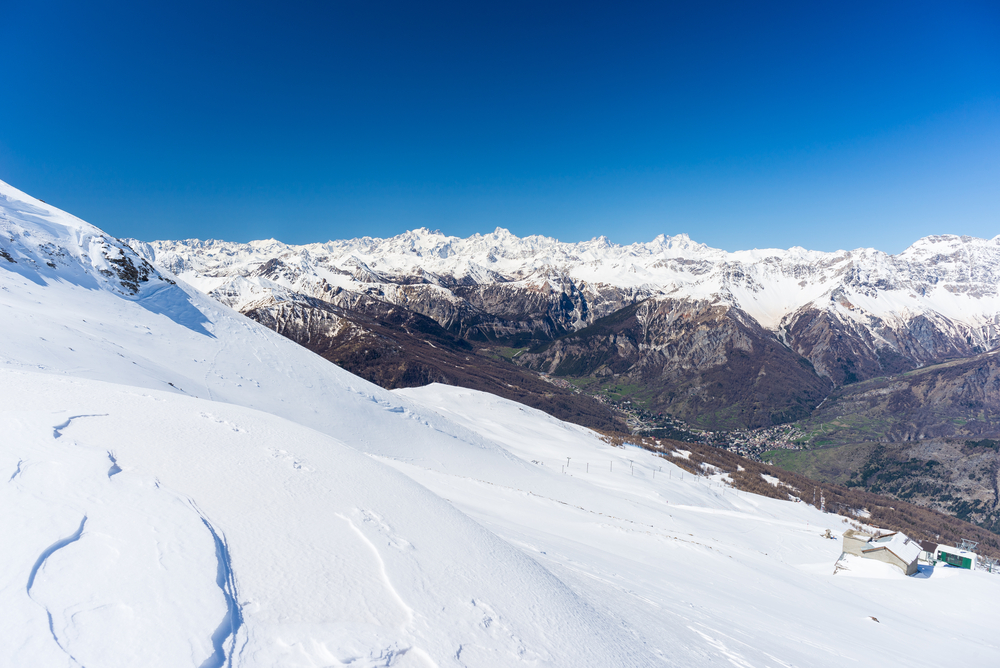 Ośrodek narciarski Sestriere widziany z oddali, Piemont, północne Włochy