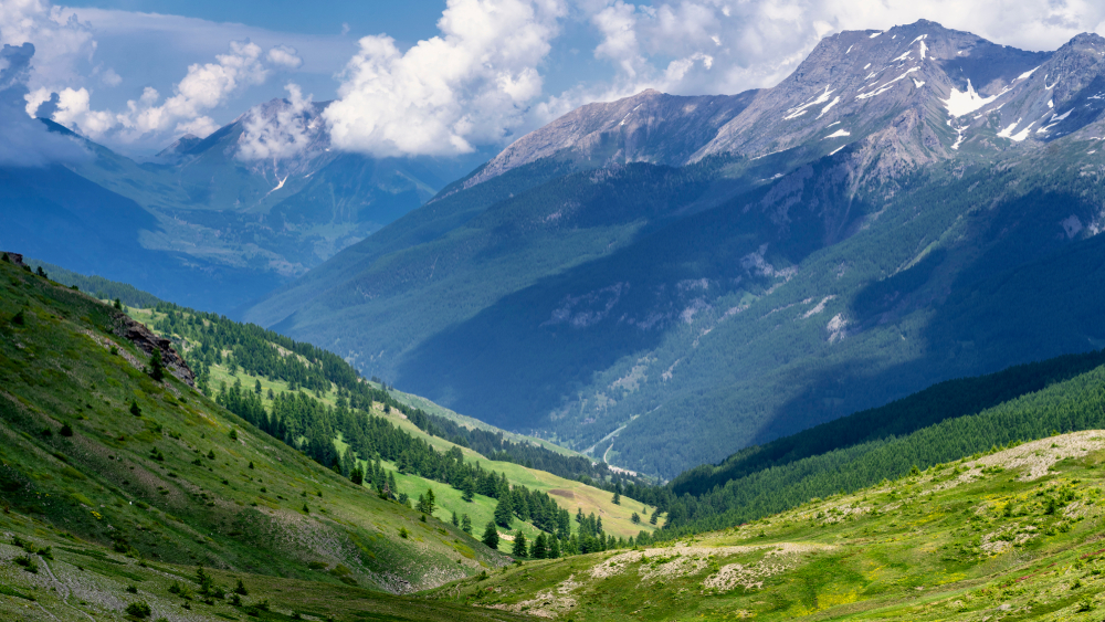 Górski krajobraz przy drodze na Colle dell'Assietta koło Sestriere