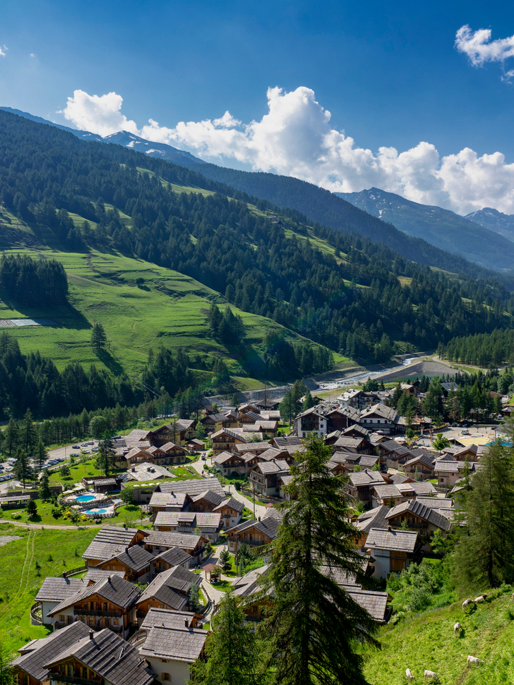 Dolina Chisone przy drodze do Sestriere w prowincji Turyn