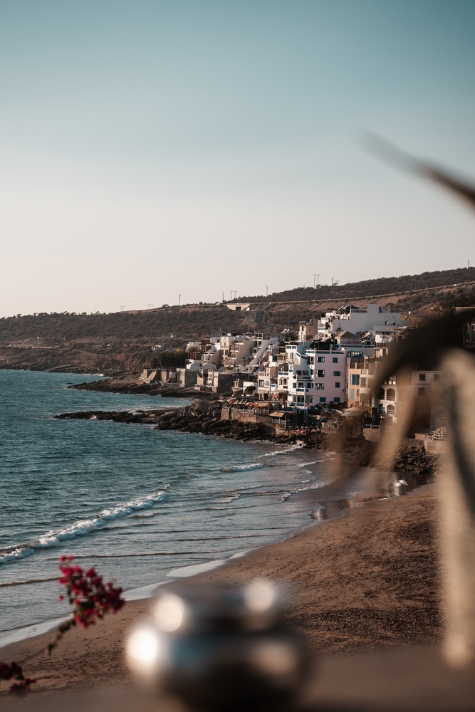 Zabudowa Taghazout schodząca do oceanu o zmierzchu
