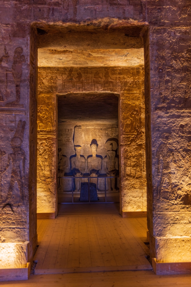 Sanktuarium na końcu osi Wielkiej Świątyni w Abu Simbel, cztery siedzące posągi bogów i Ramzesa II