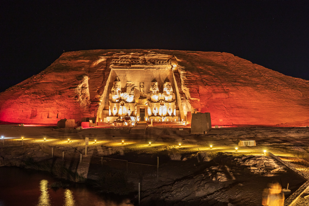 Wielka Świątynia w Abu Simbel w nocnej iluminacji, sztuczne wzgórze podświetlone na czerwono