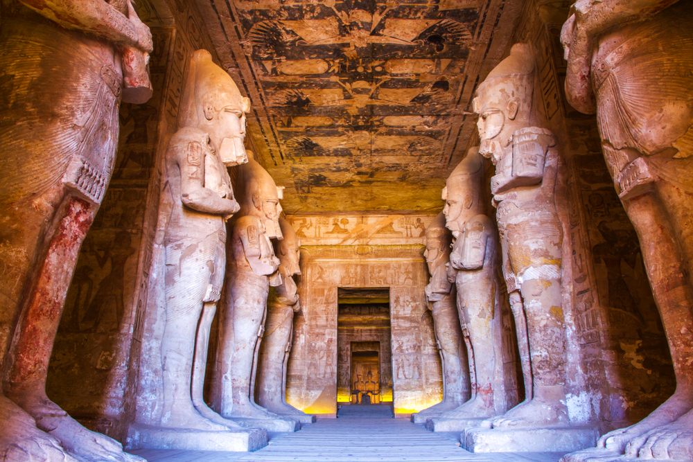 Sala hypostylowa Wielkiej Świątyni w Abu Simbel, posągi ozyriackie Ramzesa II wzdłuż osi wejścia