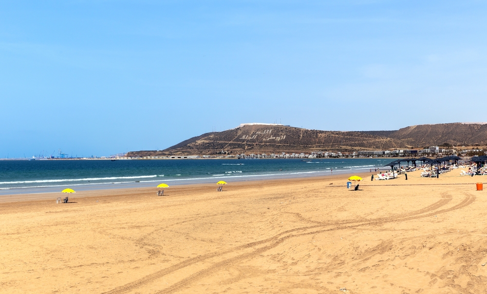 Plaża miejska w Agadirze, w tle wzgórze Kasbah z napisem widocznym z brzegu