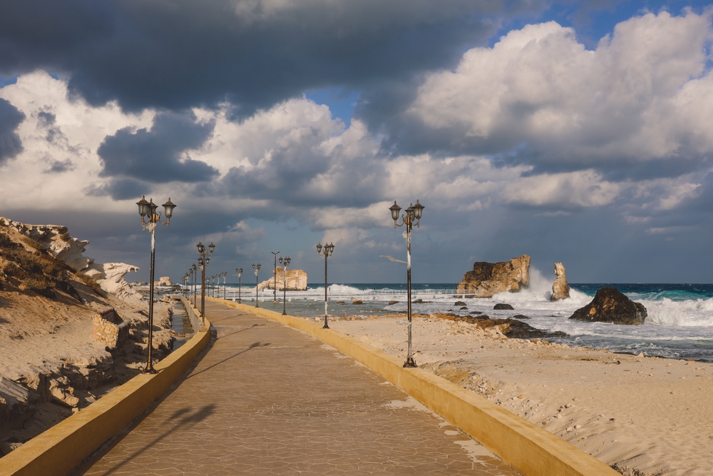 Promenada z latarniami wzdłuż wybrzeża Marsa Matruh, wapienne skały wystające z wody