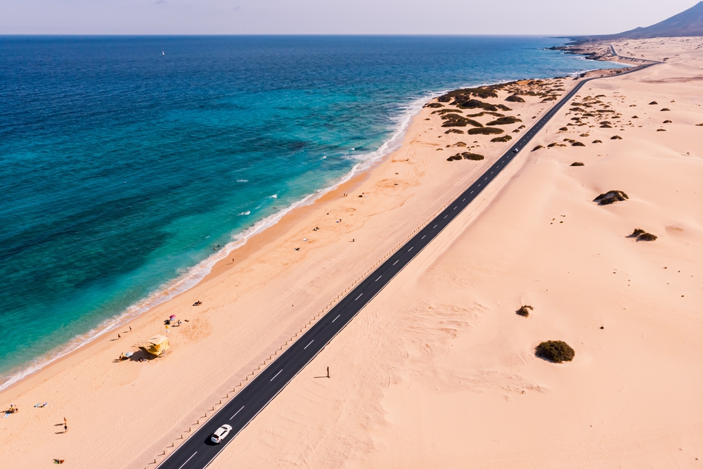 Droga FV-1 wzdłuż oceanu przez park wydmowy Corralejo, widok z lotu ptaka
