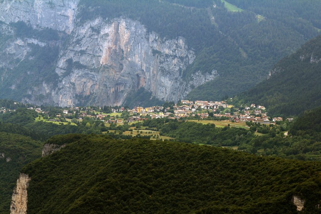 Fai della Paganella pod skalnymi ścianami, widok od strony Mezzocorony