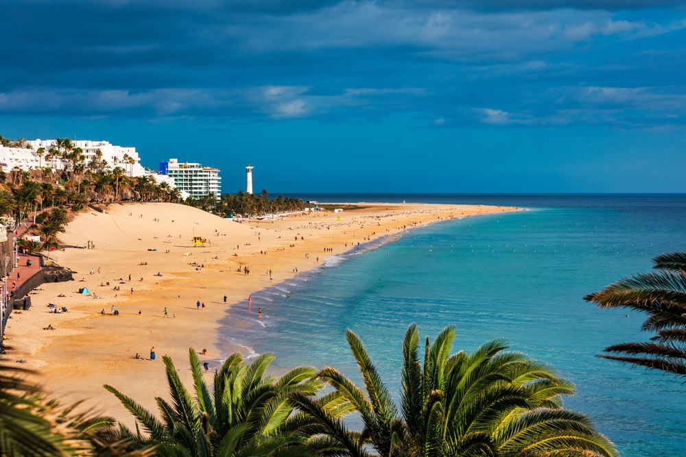 Szeroka piaszczysta Playa del Matorral w Morro Jable na Fuerteventurze