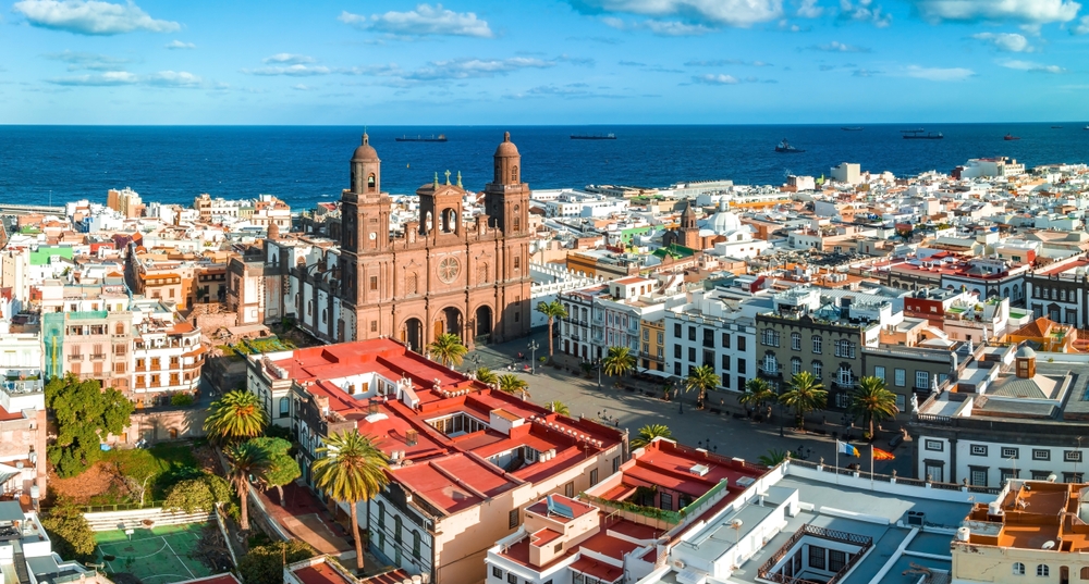 Katedra Santa Ana nad dachami dzielnicy Vegueta w Las Palmas
