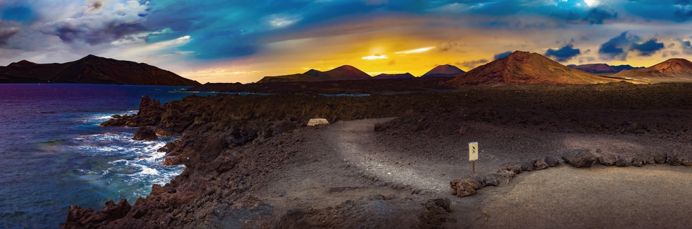 Czarne pola lawy i stożki wulkaniczne w Parku Narodowym Timanfaya na Lanzarote