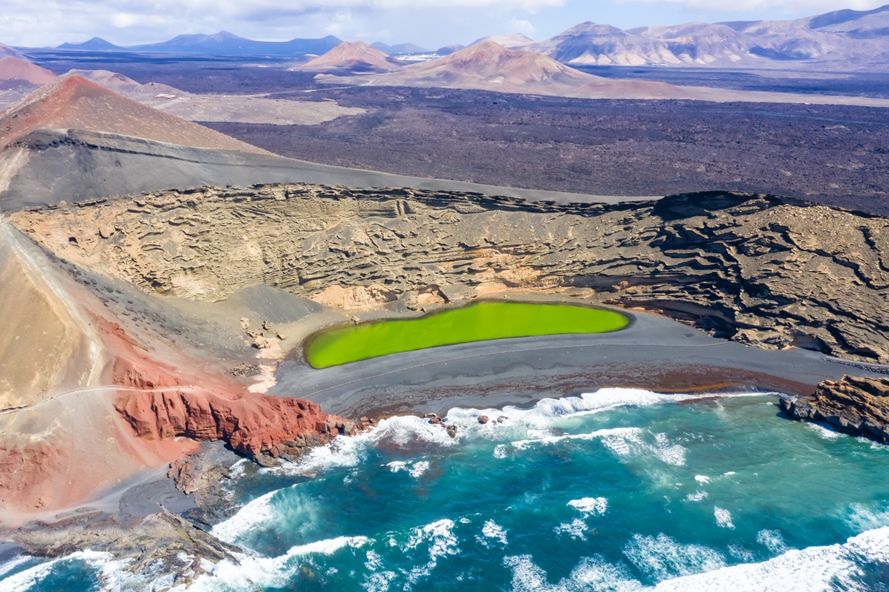 Zielona laguna Charco de los Clicos w kraterze przy El Golfo na Lanzarote