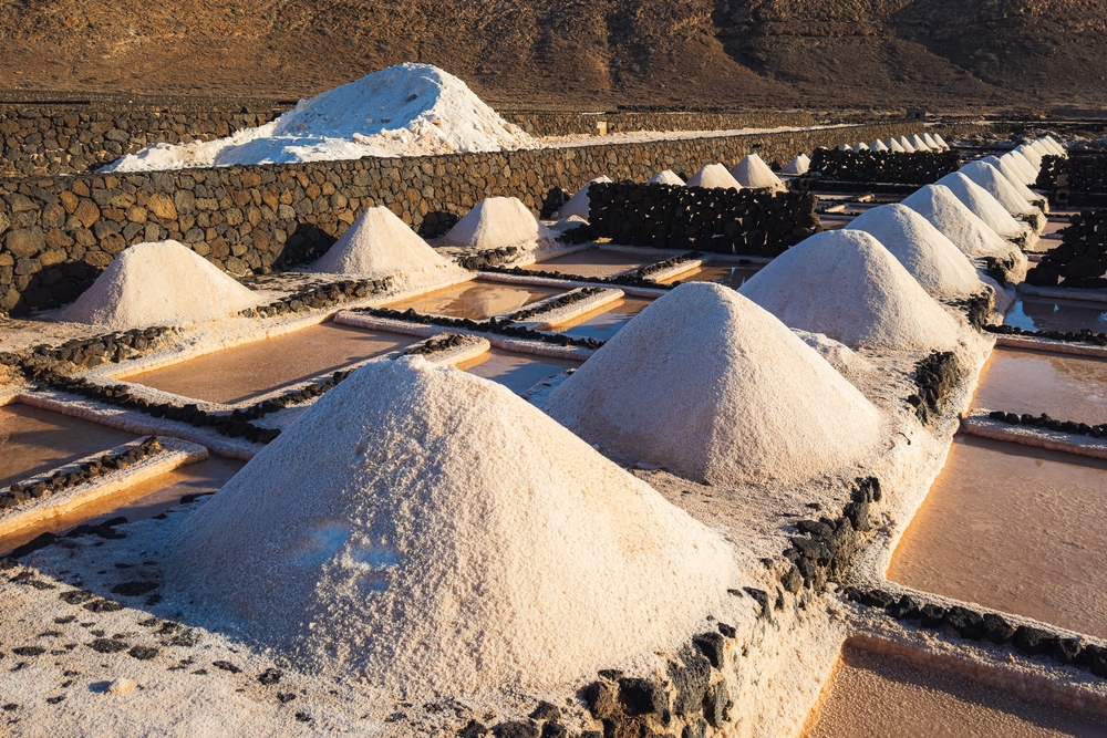Stożki soli w warzelni Salinas de Janubio na Lanzarote