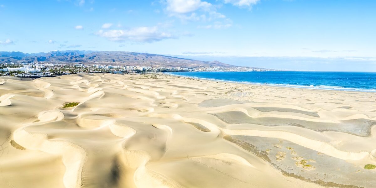 Pole wydm Maspalomas nad oceanem na południu Gran Canarii