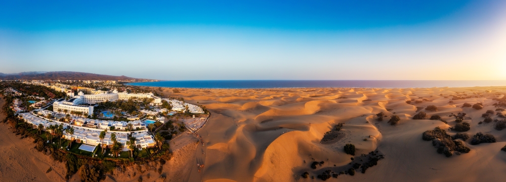 Panorama pola wydmowego Maspalomas i zabudowy kurortu nad Atlantykiem