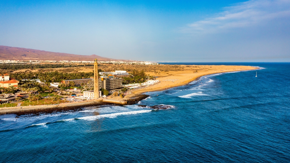 Latarnia Maspalomas i plaża ciągnąca się w stronę Playa del Inglés