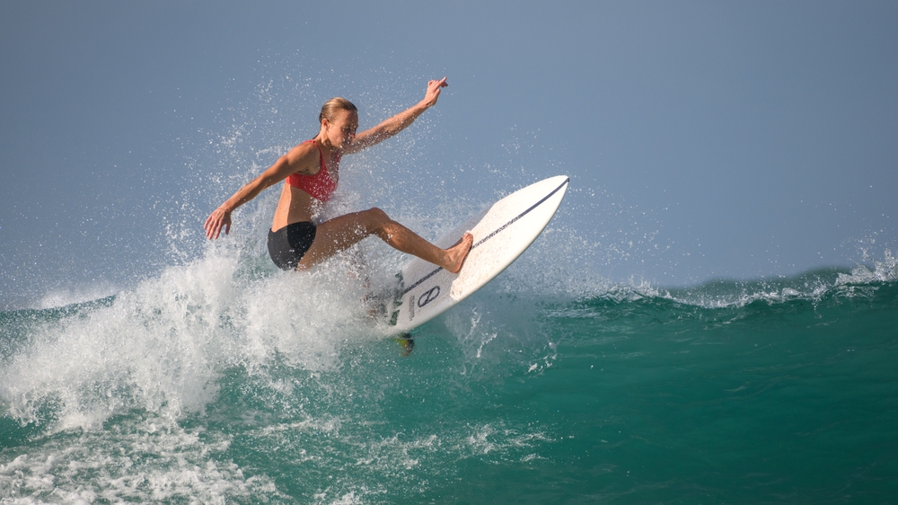 Surferka na fali w Mirissie
