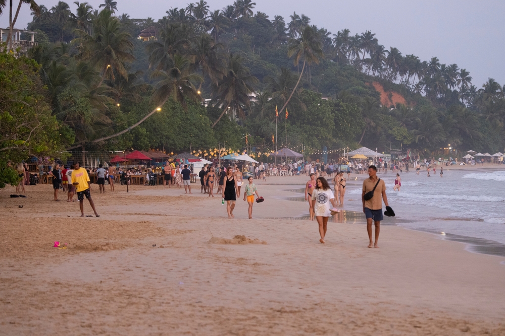 Spacerowicze na plaży w Mirissie pod wieczór